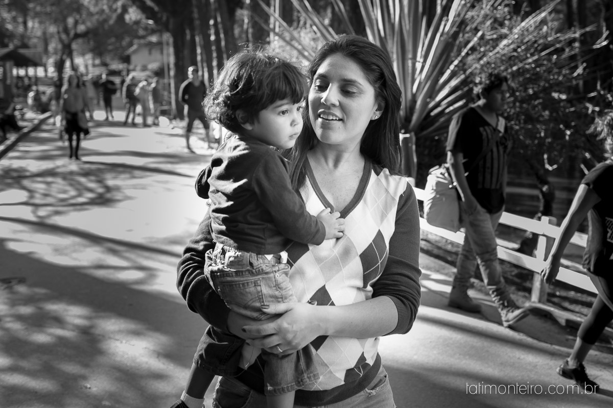 ensaio familia em sao paulo, familia feliz no parque, mae e pai brincando com os filhos, fotografia de familia, fotos de familia, familia brincando no parque,