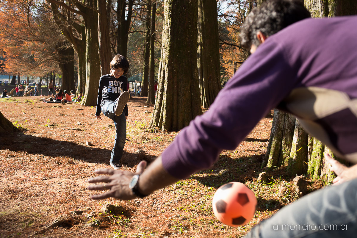 ensaio familia em sao paulo, familia feliz no parque, mae e pai brincando com os filhos, fotografia de familia, fotos de familia, familia brincando no parque,