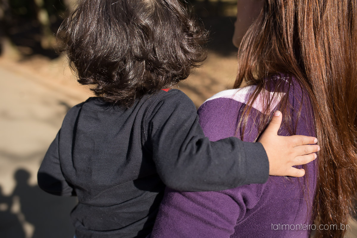 ensaio familia em sao paulo, familia feliz no parque, mae e pai brincando com os filhos, fotografia de familia, fotos de familia, familia brincando no parque,