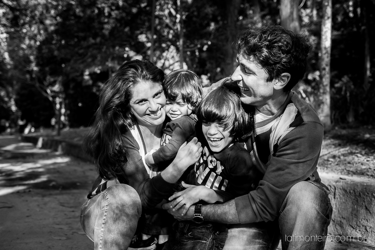 ensaio familia em sao paulo, familia feliz no parque, mae e pai brincando com os filhos, fotografia de familia, fotos de familia, familia brincando no parque,