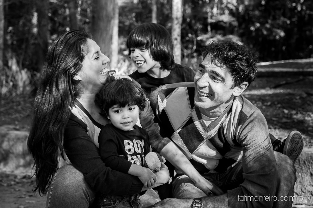 ensaio familia em sao paulo, familia feliz no parque, mae e pai brincando com os filhos, fotografia de familia, fotos de familia, familia brincando no parque,