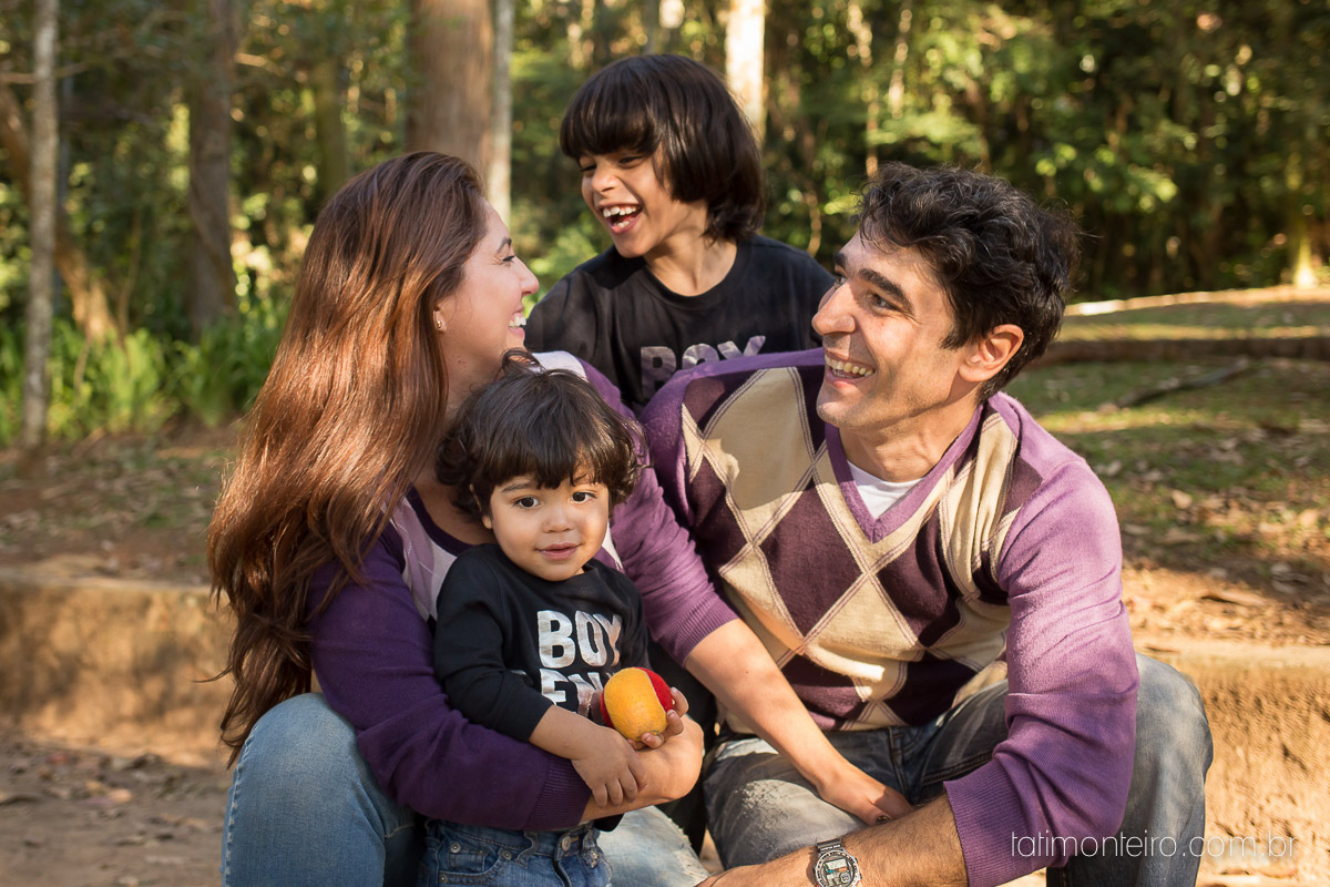 ensaio familia em sao paulo, familia feliz no parque, mae e pai brincando com os filhos, fotografia de familia, fotos de familia, familia brincando no parque,
