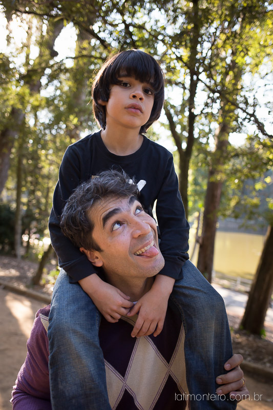 ensaio familia em sao paulo, familia feliz no parque, mae e pai brincando com os filhos, fotografia de familia, fotos de familia, familia brincando no parque,