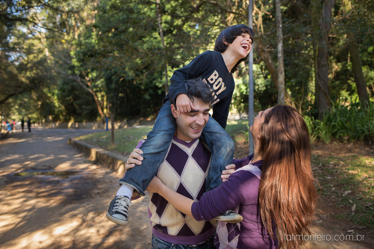 ensaio familia em sao paulo, familia feliz no parque, mae e pai brincando com os filhos, fotografia de familia, fotos de familia, familia brincando no parque,