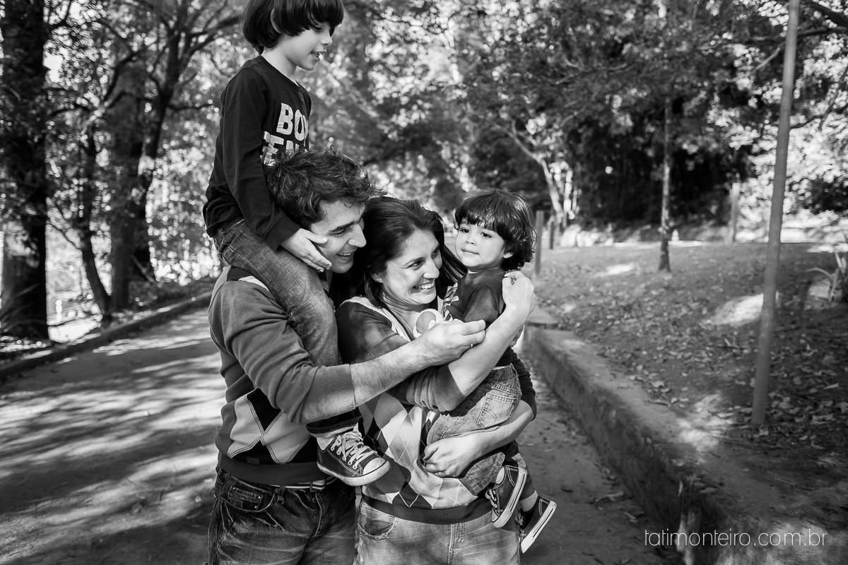 ensaio familia em sao paulo, familia feliz no parque, mae e pai brincando com os filhos, fotografia de familia, fotos de familia, familia brincando no parque,
