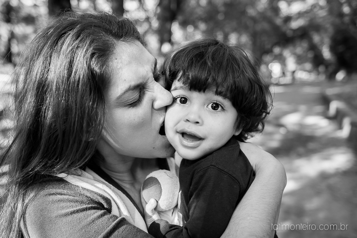 ensaio familia em sao paulo, familia feliz no parque, mae e pai brincando com os filhos, fotografia de familia, fotos de familia, familia brincando no parque,