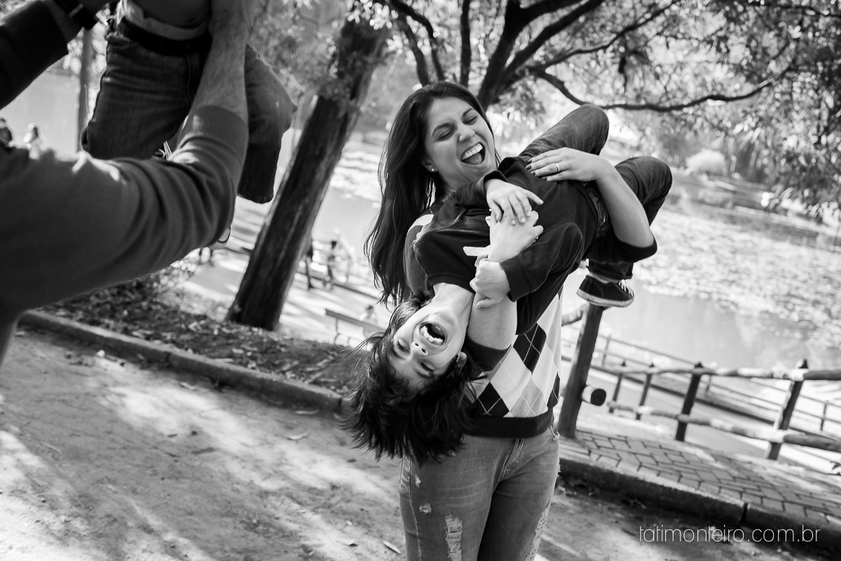 ensaio familia em sao paulo, familia feliz no parque, mae e pai brincando com os filhos, fotografia de familia, fotos de familia, familia brincando no parque,