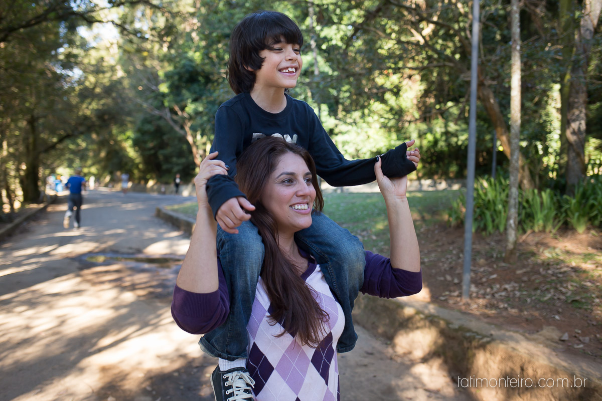 ensaio familia em sao paulo, familia feliz no parque, mae e pai brincando com os filhos, fotografia de familia, fotos de familia, familia brincando no parque,