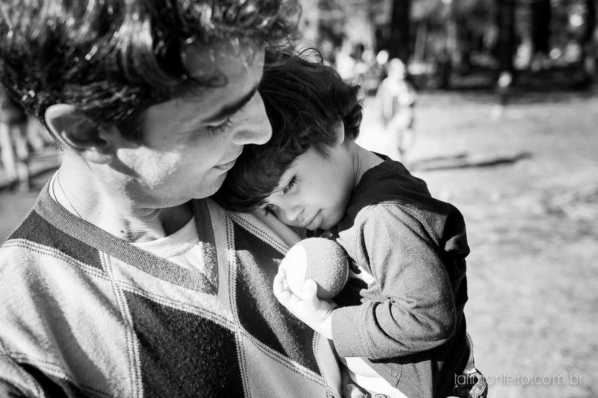 ensaio familia em sao paulo, familia feliz no parque, mae e pai brincando com os filhos, fotografia de familia, fotos de familia, familia brincando no parque,