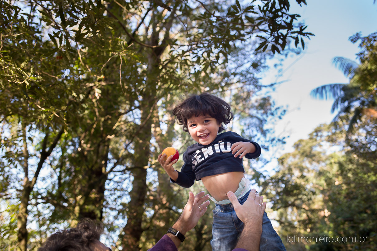 ensaio familia em sao paulo, familia feliz no parque, mae e pai brincando com os filhos, fotografia de familia, fotos de familia, familia brincando no parque,