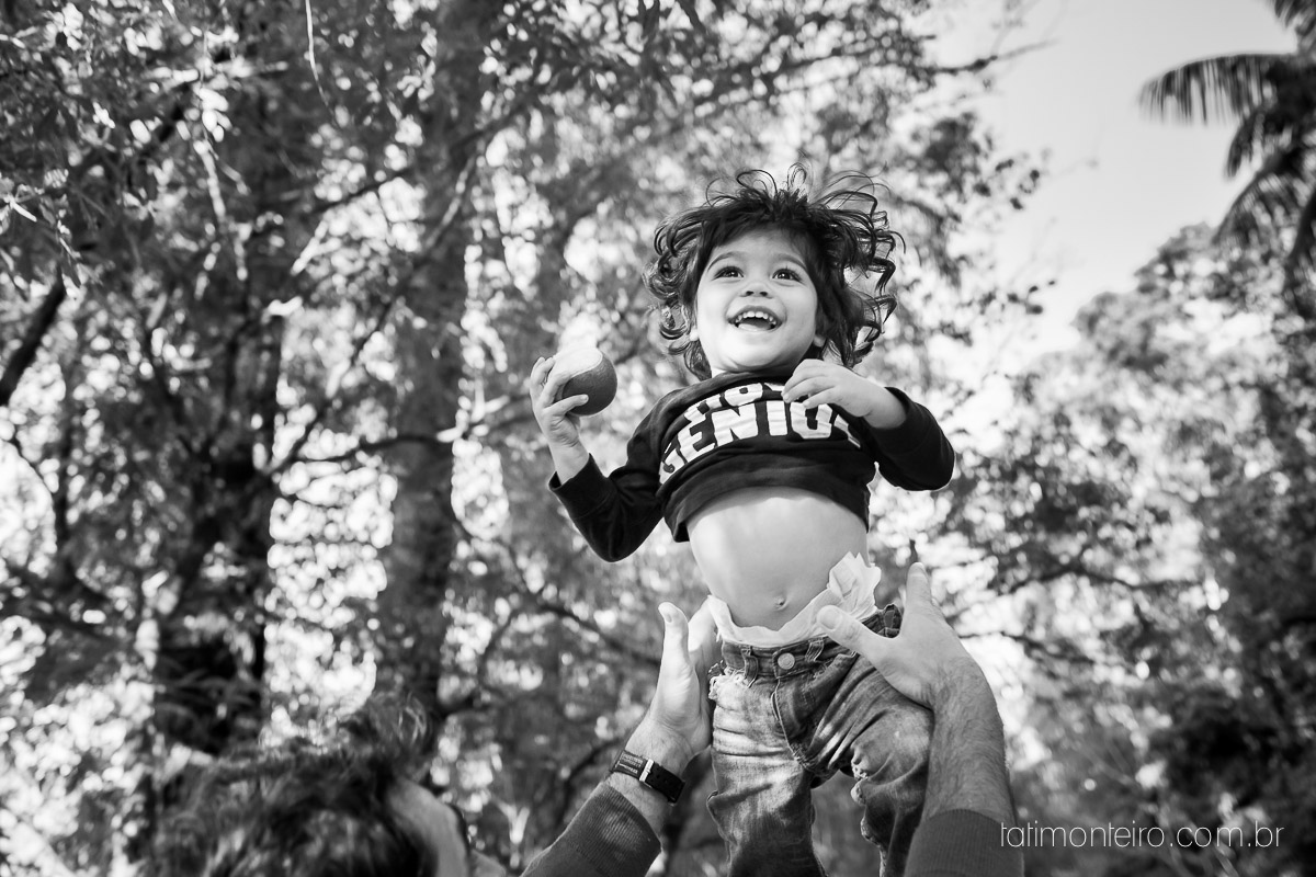 ensaio familia em sao paulo, familia feliz no parque, mae e pai brincando com os filhos, fotografia de familia, fotos de familia, familia brincando no parque,