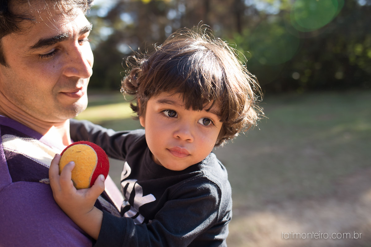 ensaio familia em sao paulo, familia feliz no parque, mae e pai brincando com os filhos, fotografia de familia, fotos de familia, familia brincando no parque,