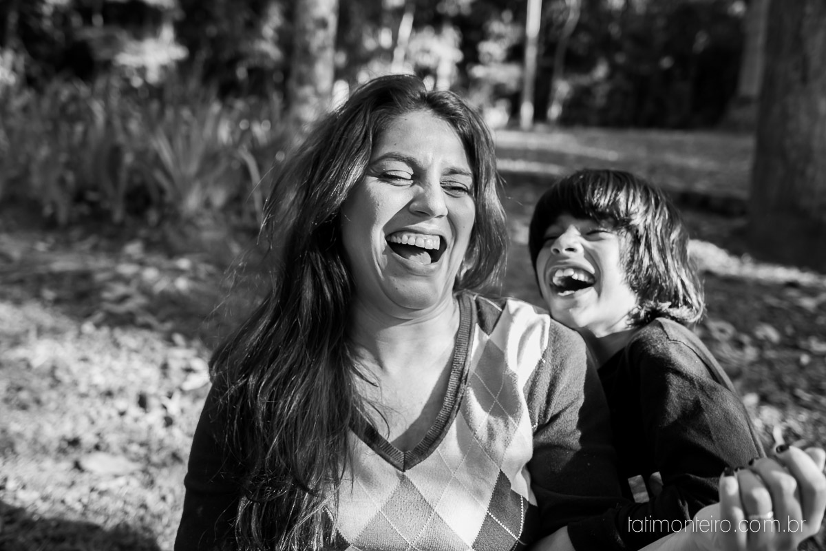 ensaio familia em sao paulo, familia feliz no parque, mae e pai brincando com os filhos, fotografia de familia, fotos de familia, familia brincando no parque,