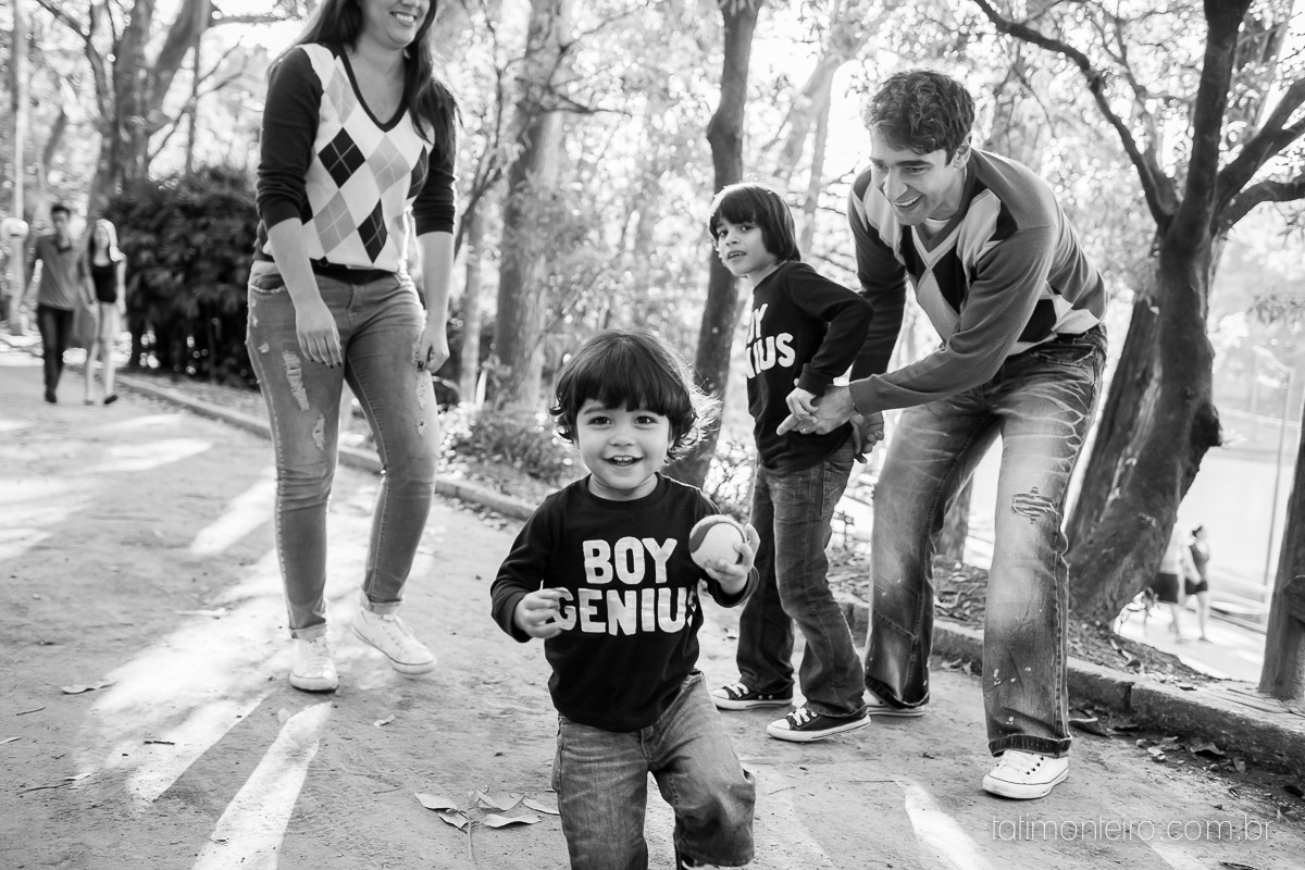 ensaio familia em sao paulo, familia feliz no parque, mae e pai brincando com os filhos, fotografia de familia, fotos de familia, familia brincando no parque,