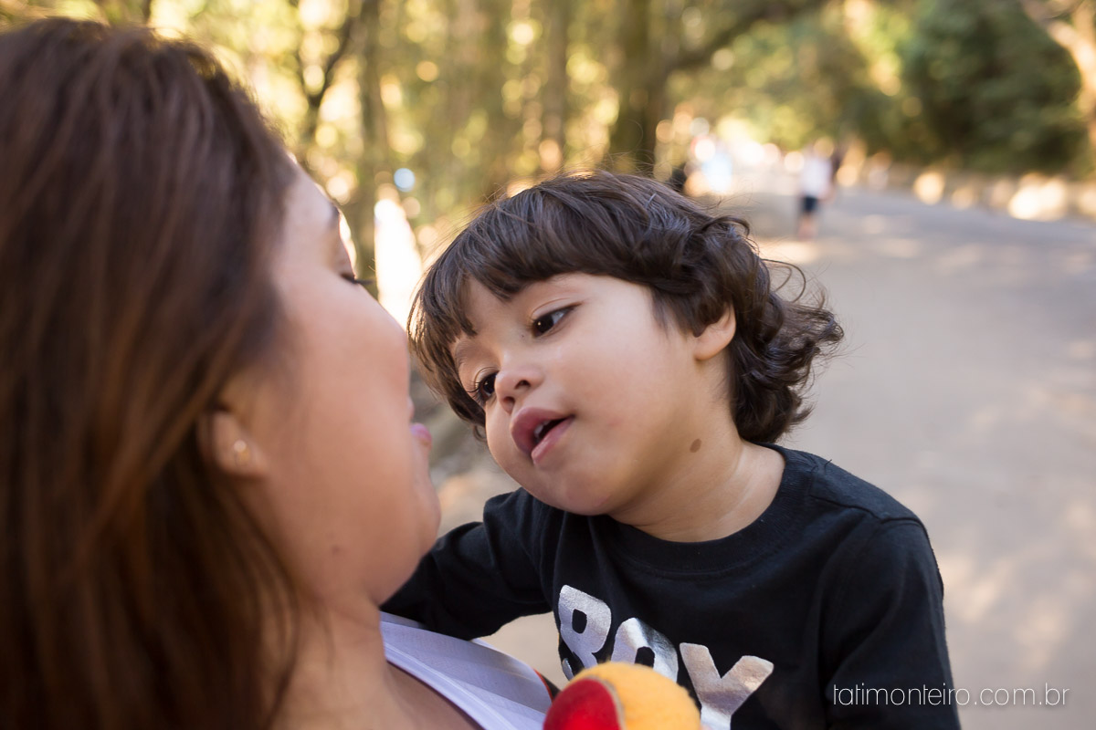 ensaio familia em sao paulo, familia feliz no parque, mae e pai brincando com os filhos, fotografia de familia, fotos de familia, familia brincando no parque,