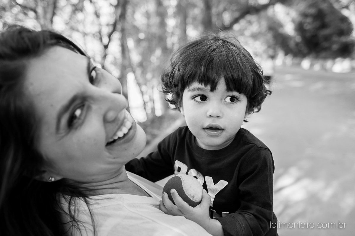 ensaio familia em sao paulo, familia feliz no parque, mae e pai brincando com os filhos, fotografia de familia, fotos de familia, familia brincando no parque,