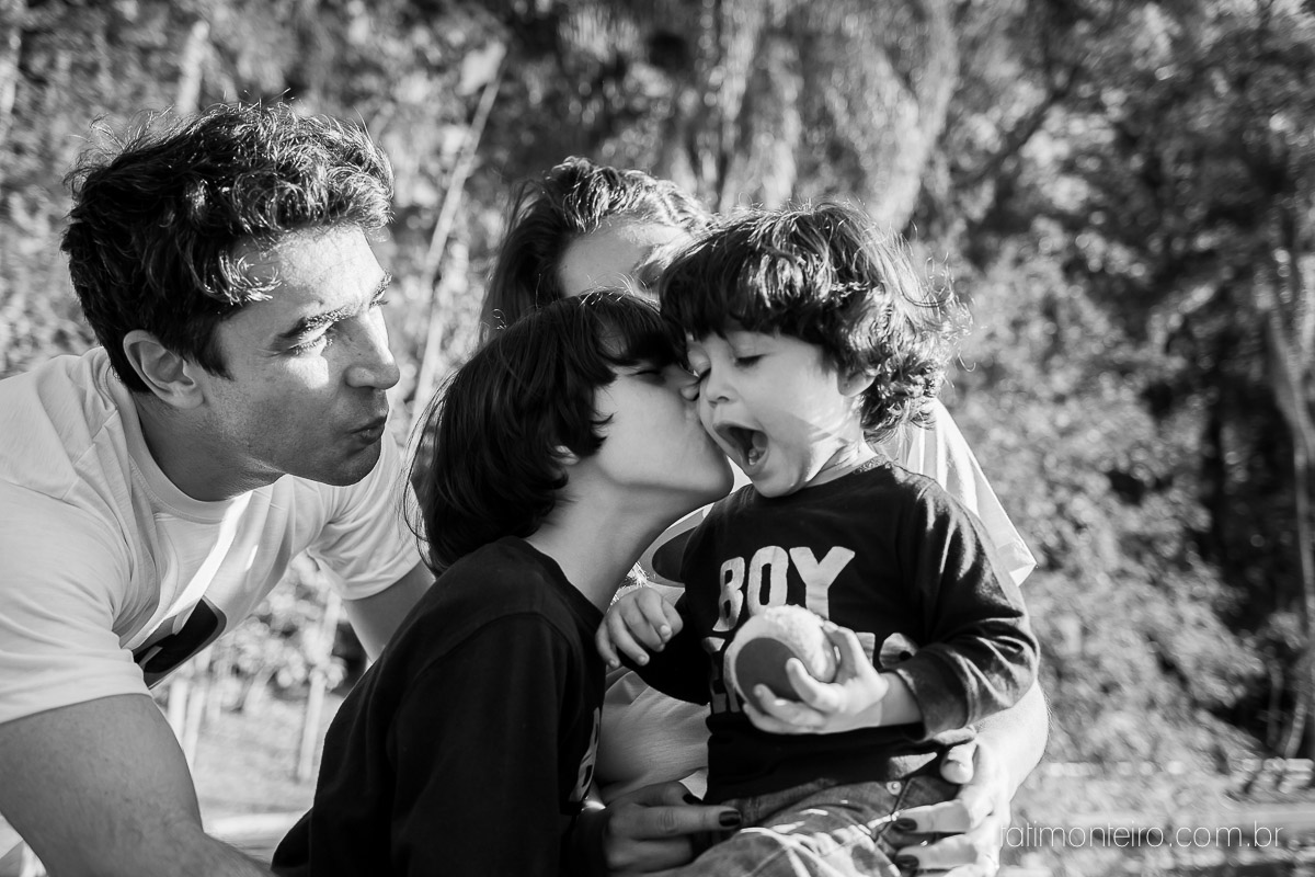 ensaio familia em sao paulo, familia feliz no parque, mae e pai brincando com os filhos, fotografia de familia, fotos de familia, familia brincando no parque,