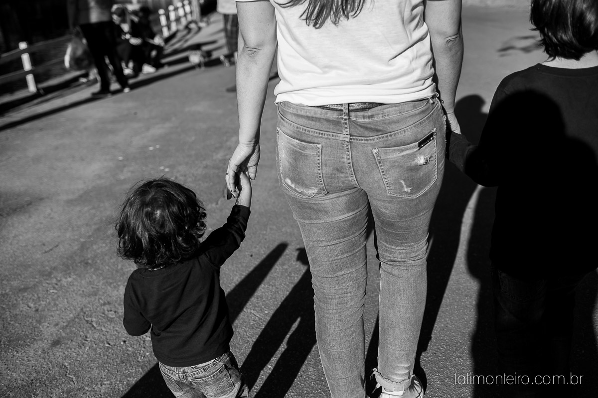 ensaio familia em sao paulo, familia feliz no parque, mae e pai brincando com os filhos, fotografia de familia, fotos de familia, familia brincando no parque,