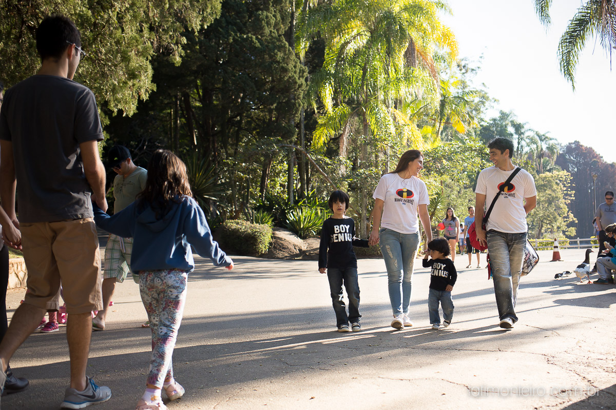 ensaio familia em sao paulo, familia feliz no parque, mae e pai brincando com os filhos, fotografia de familia, fotos de familia, familia brincando no parque,
