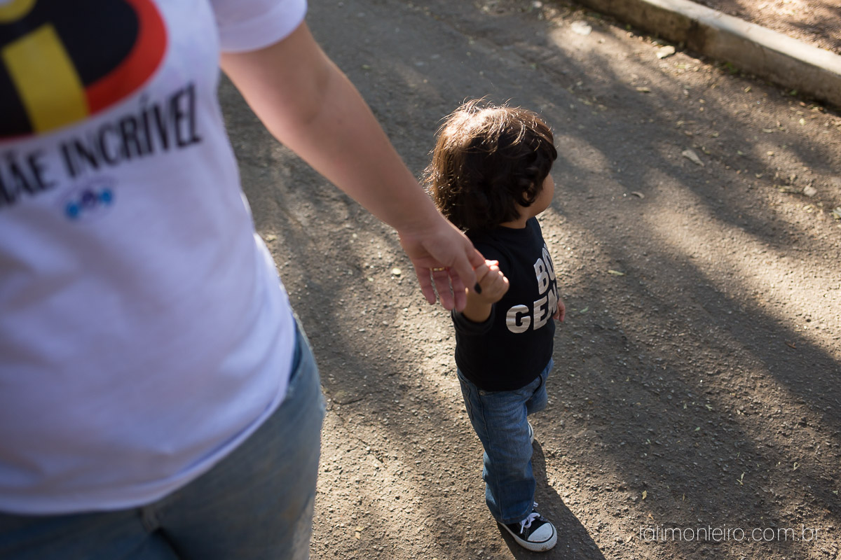 ensaio familia em sao paulo, familia feliz no parque, mae e pai brincando com os filhos, fotografia de familia, fotos de familia, familia brincando no parque,