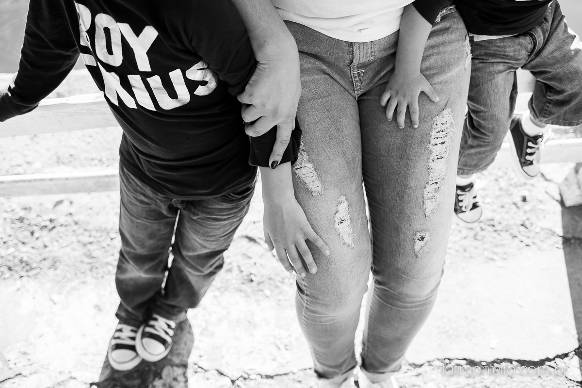 ensaio familia em sao paulo, familia feliz no parque, mae e pai brincando com os filhos, fotografia de familia, fotos de familia, familia brincando no parque,