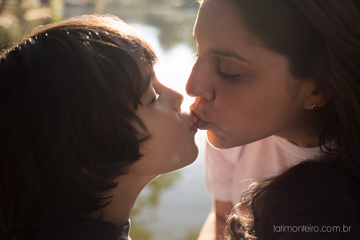 ensaio familia em sao paulo, familia feliz no parque, mae e pai brincando com os filhos, fotografia de familia, fotos de familia, familia brincando no parque,