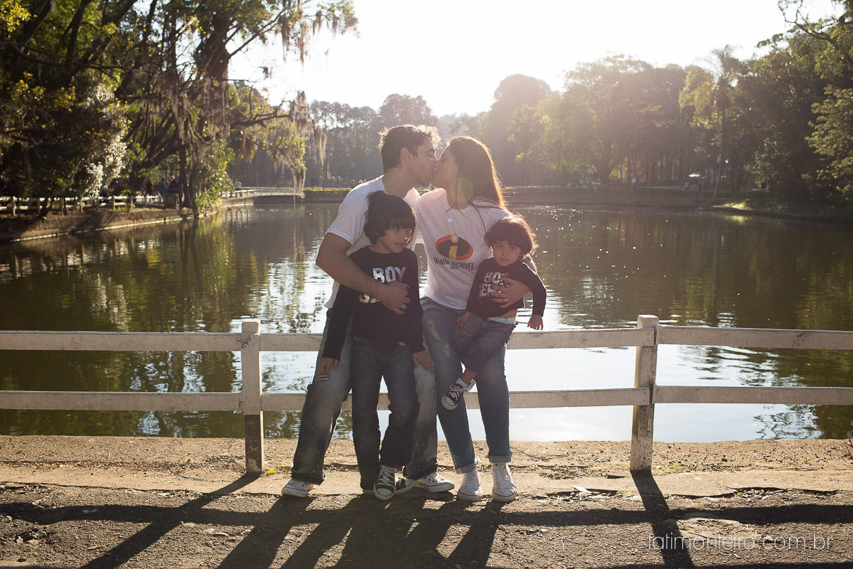 ensaio familia em sao paulo, familia feliz no parque, mae e pai brincando com os filhos, fotografia de familia, fotos de familia, familia brincando no parque,