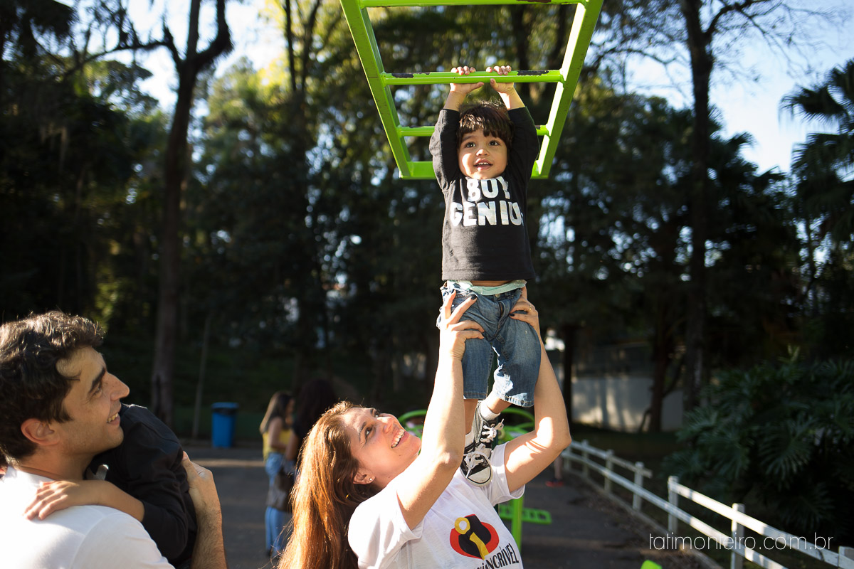 ensaio familia em sao paulo, familia feliz no parque, mae e pai brincando com os filhos, fotografia de familia, fotos de familia, familia brincando no parque,