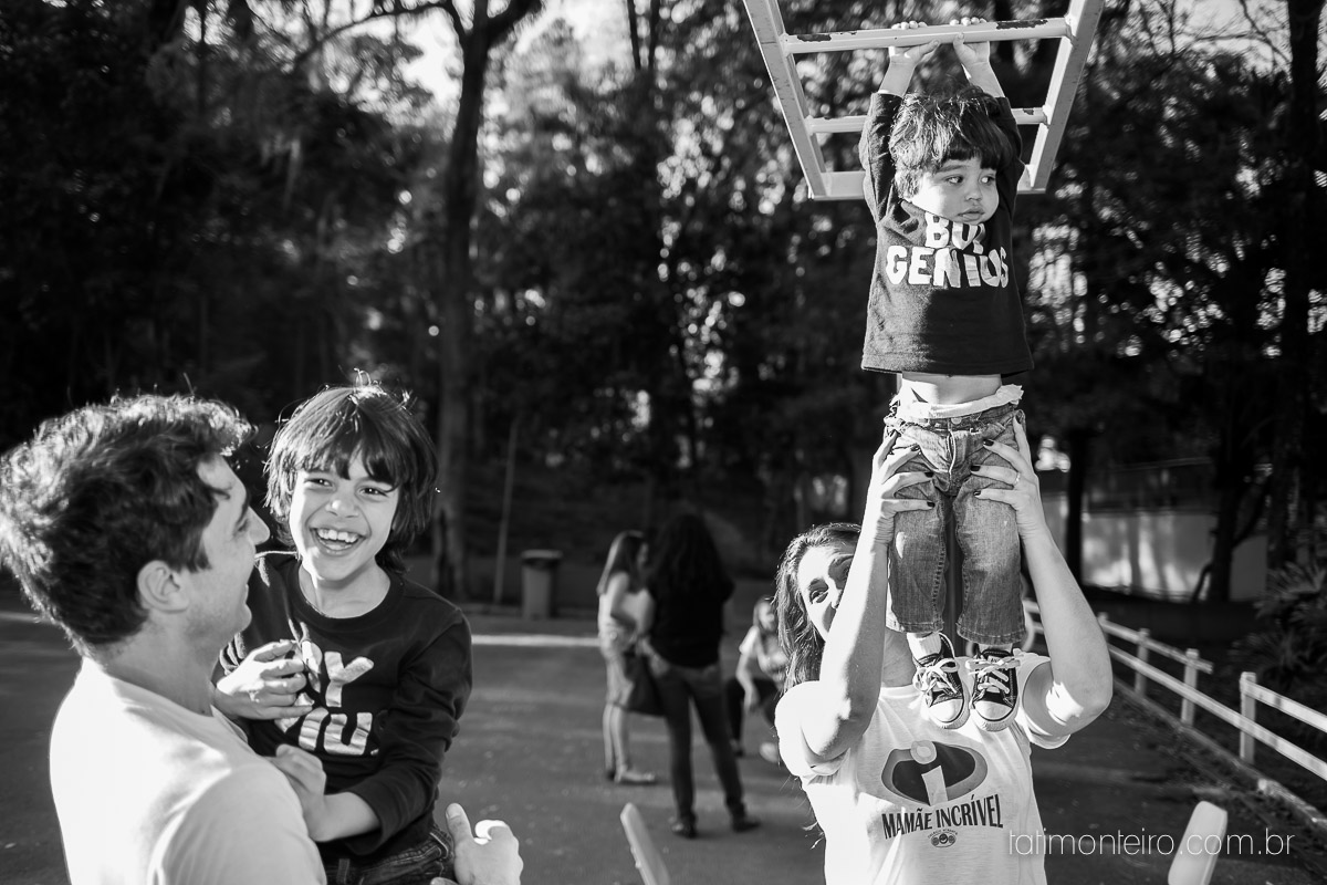 ensaio familia em sao paulo, familia feliz no parque, mae e pai brincando com os filhos, fotografia de familia, fotos de familia, familia brincando no parque,