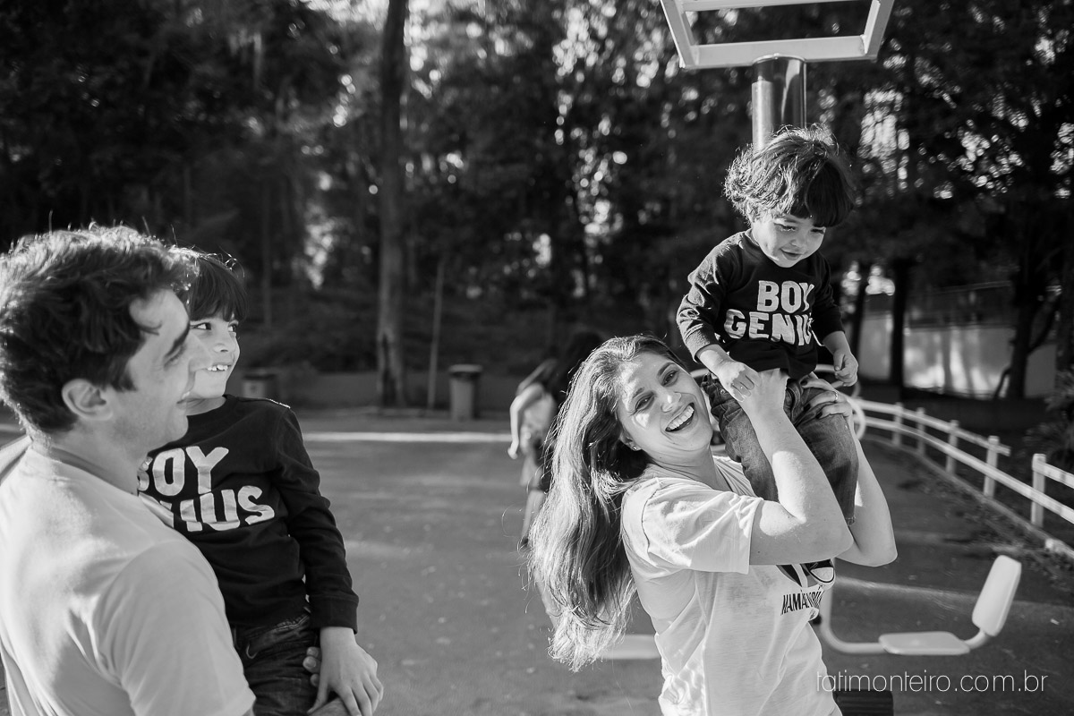 ensaio familia em sao paulo, familia feliz no parque, mae e pai brincando com os filhos, fotografia de familia, fotos de familia, familia brincando no parque,