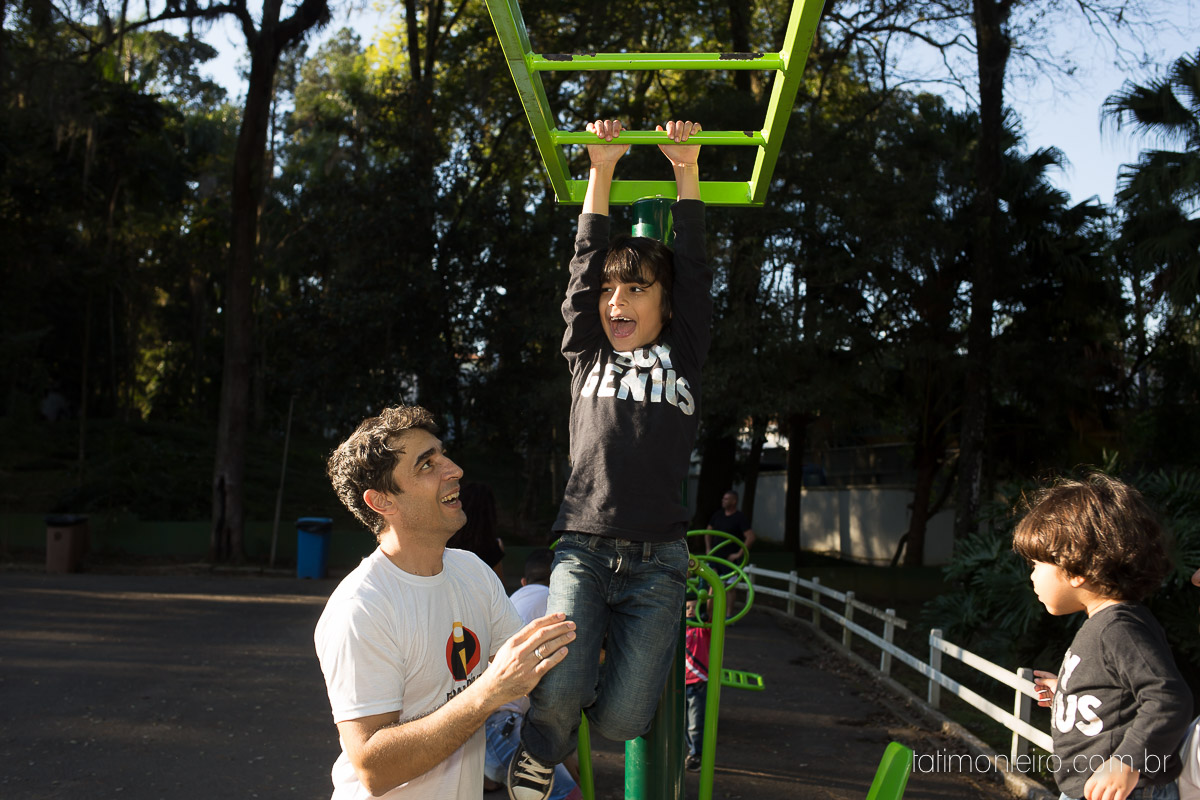 ensaio familia em sao paulo, familia feliz no parque, mae e pai brincando com os filhos, fotografia de familia, fotos de familia, familia brincando no parque,