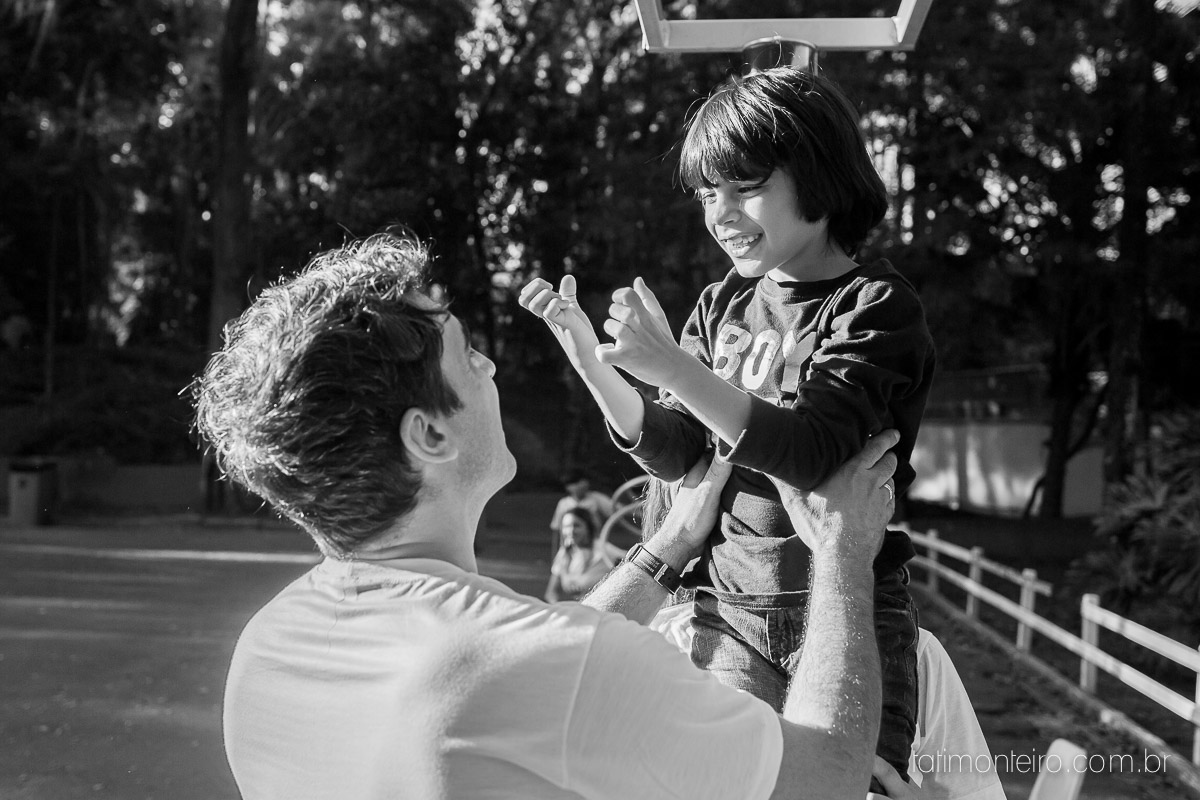 ensaio familia em sao paulo, familia feliz no parque, mae e pai brincando com os filhos, fotografia de familia, fotos de familia, familia brincando no parque,