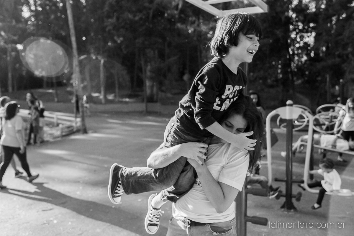 ensaio familia em sao paulo, familia feliz no parque, mae e pai brincando com os filhos, fotografia de familia, fotos de familia, familia brincando no parque,