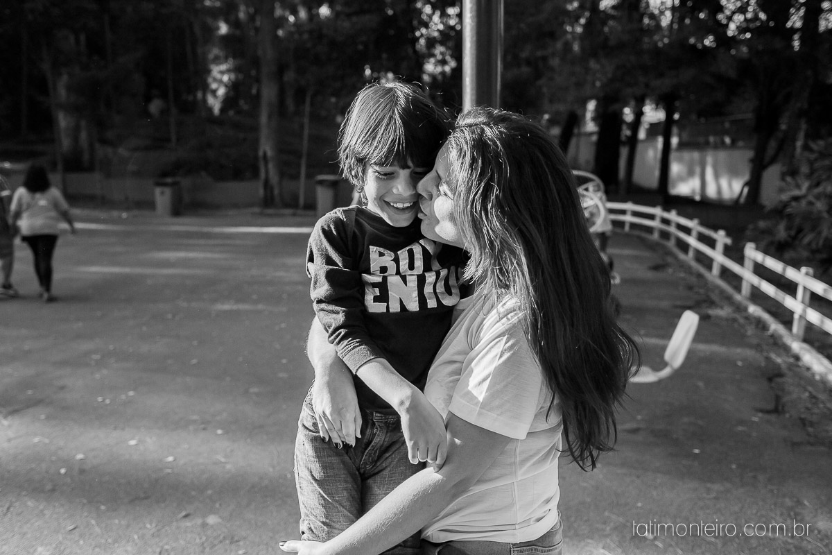 ensaio familia em sao paulo, familia feliz no parque, mae e pai brincando com os filhos, fotografia de familia, fotos de familia, familia brincando no parque,