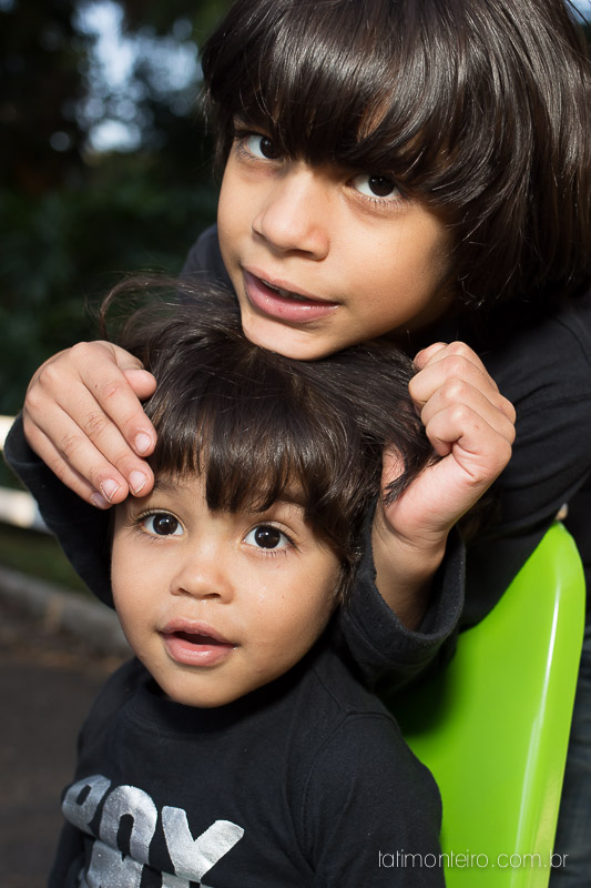 ensaio familia em sao paulo, familia feliz no parque, mae e pai brincando com os filhos, fotografia de familia, fotos de familia, familia brincando no parque,