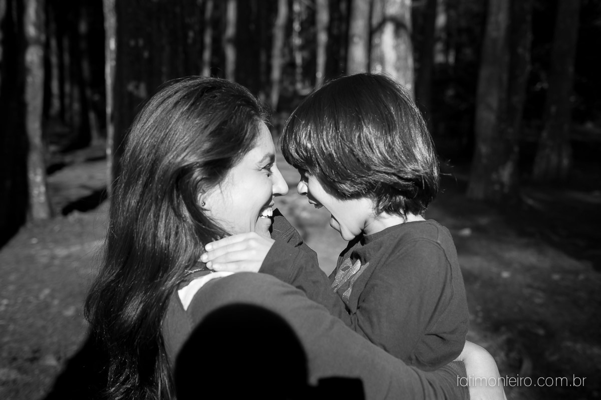 ensaio familia em sao paulo, familia feliz no parque, mae e pai brincando com os filhos, fotografia de familia, fotos de familia, familia brincando no parque,
