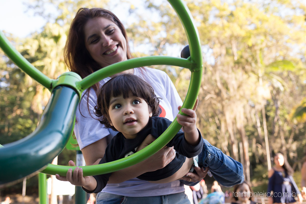 ensaio familia em sao paulo, familia feliz no parque, mae e pai brincando com os filhos, fotografia de familia, fotos de familia, familia brincando no parque,
