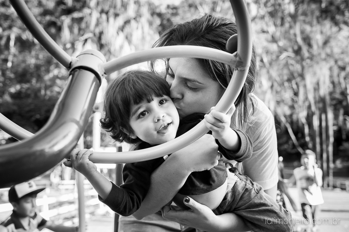 ensaio familia em sao paulo, familia feliz no parque, mae e pai brincando com os filhos, fotografia de familia, fotos de familia, familia brincando no parque,