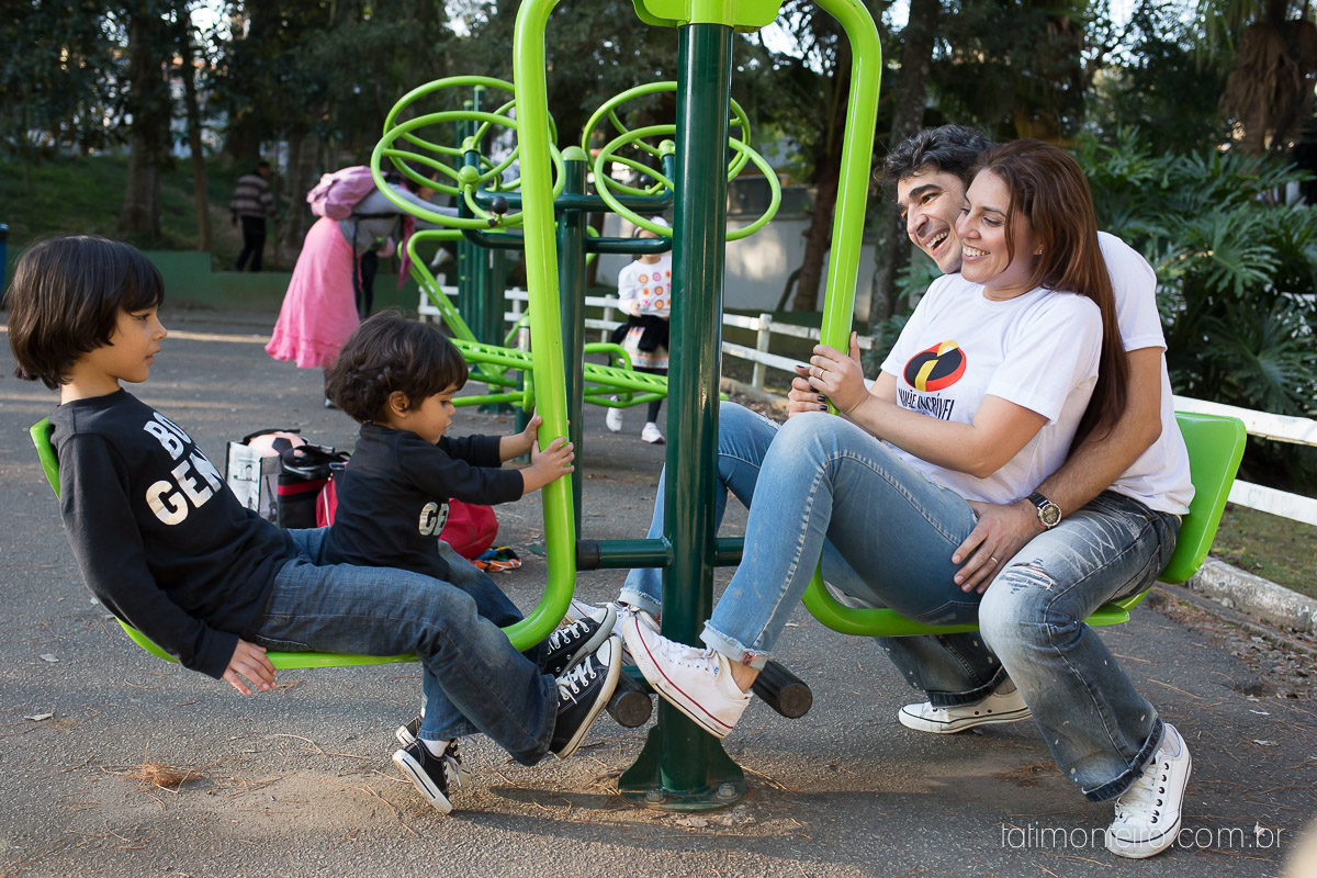 ensaio familia em sao paulo, familia feliz no parque, mae e pai brincando com os filhos, fotografia de familia, fotos de familia, familia brincando no parque,