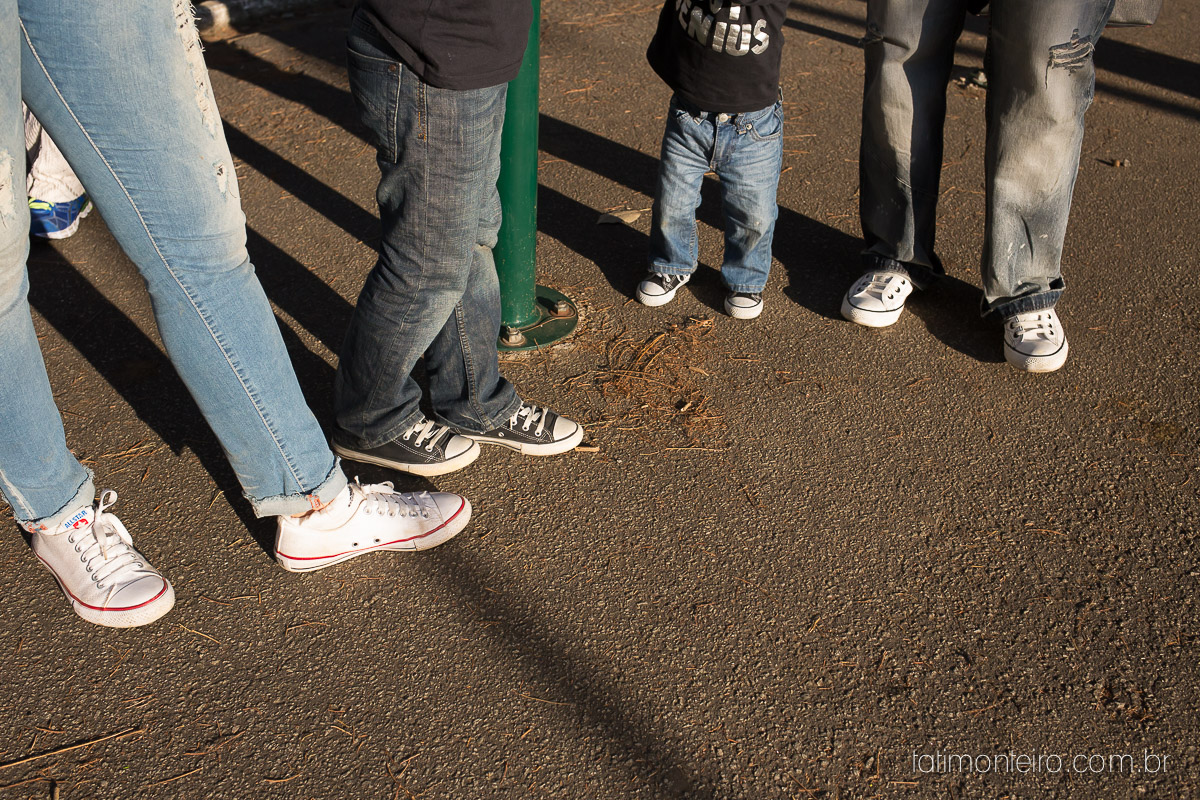 ensaio familia em sao paulo, familia feliz no parque, mae e pai brincando com os filhos, fotografia de familia, fotos de familia, familia brincando no parque,