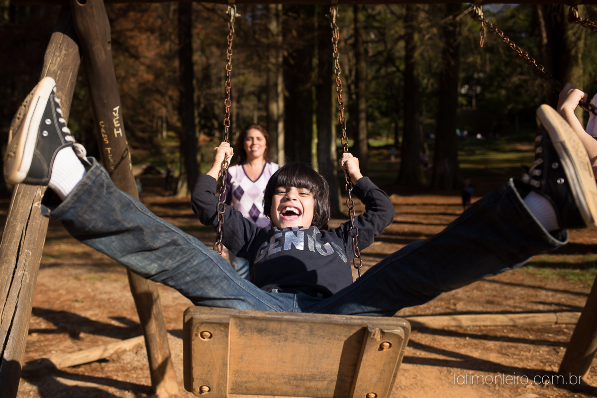 ensaio familia em sao paulo, familia feliz no parque, mae e pai brincando com os filhos, fotografia de familia, fotos de familia, familia brincando no parque,