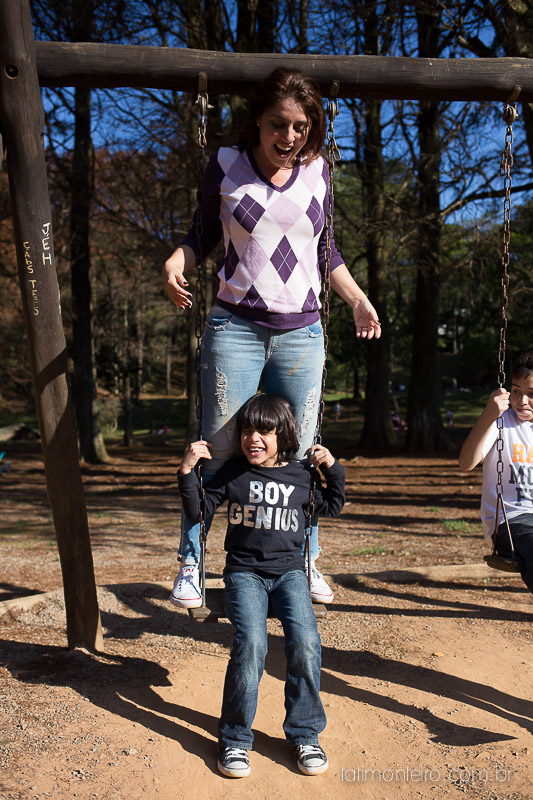 ensaio familia em sao paulo, familia feliz no parque, mae e pai brincando com os filhos, fotografia de familia, fotos de familia, familia brincando no parque,