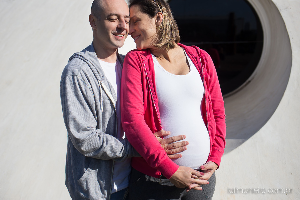 fotografia gravida no parque, casal gravido no parque, casal esperando bebe, ensaio de gestante no parque, gravida sorrindo, esperando bebe, fotografo de gestante sp, book gestante sp