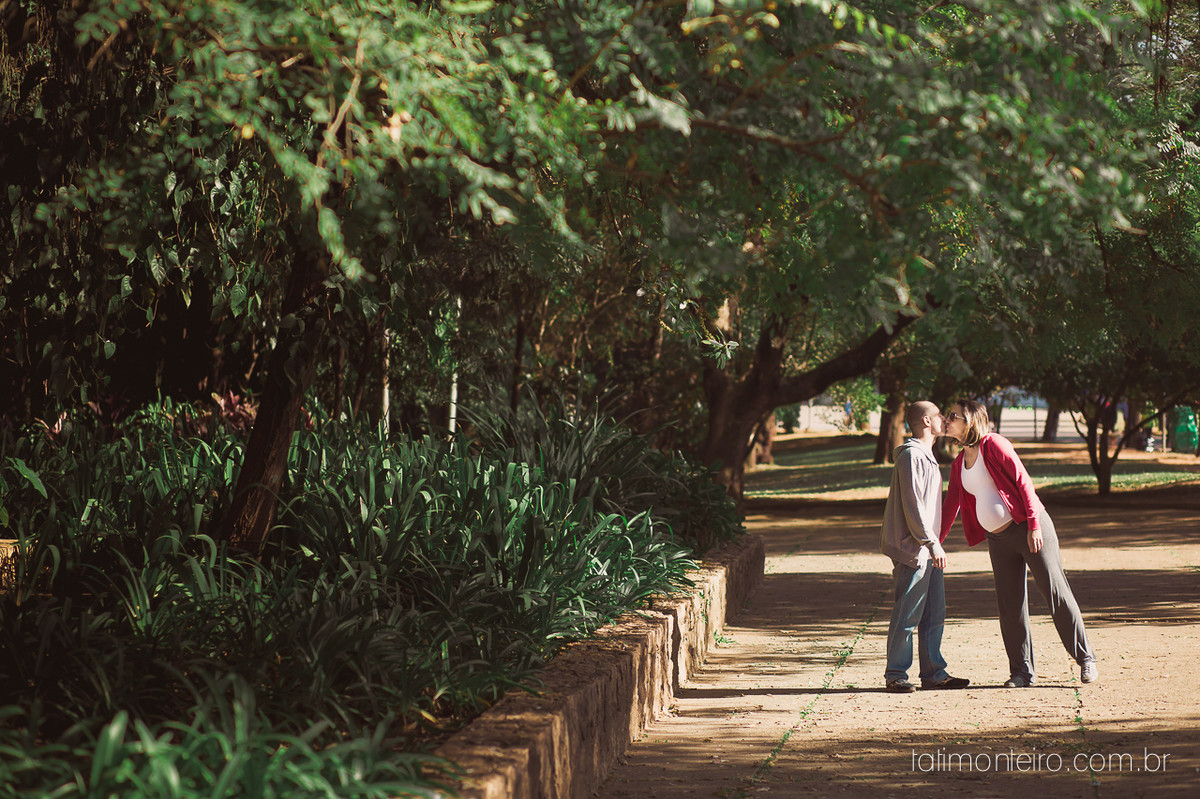 fotografia gravida no parque, casal gravido no parque, casal esperando bebe, ensaio de gestante no parque, gravida sorrindo, esperando bebe, fotografo de gestante sp, book gestante sp