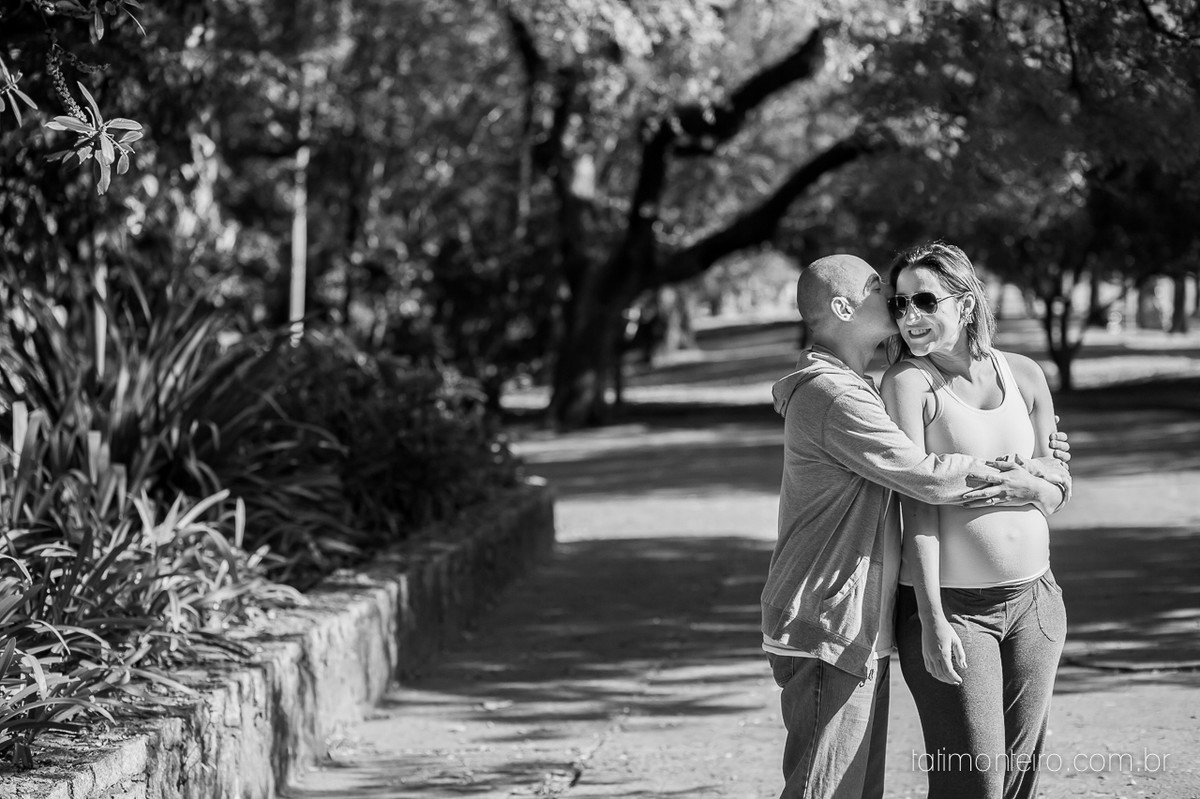 fotografia gravida no parque, casal gravido no parque, casal esperando bebe, ensaio de gestante no parque, gravida sorrindo, esperando bebe, fotografo de gestante sp, book gestante sp