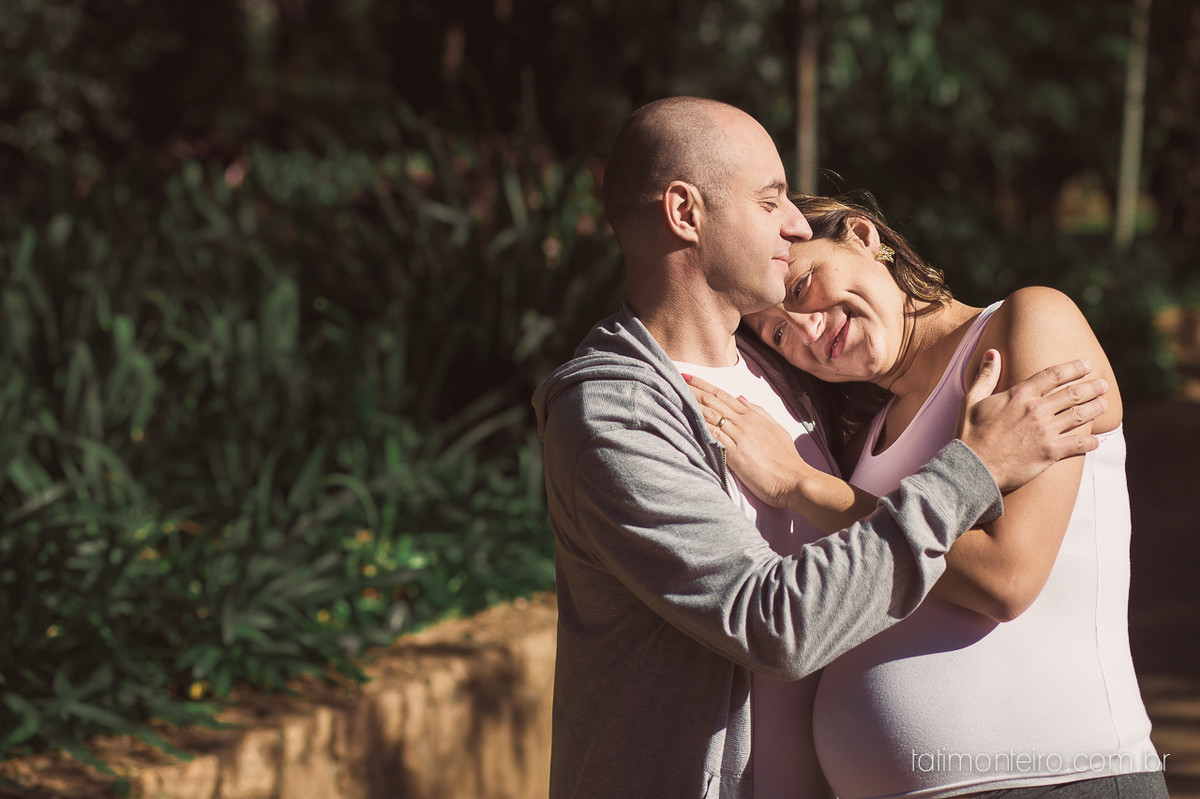 fotografia gravida no parque, casal gravido no parque, casal esperando bebe, ensaio de gestante no parque, gravida sorrindo, esperando bebe, fotografo de gestante sp, book gestante sp