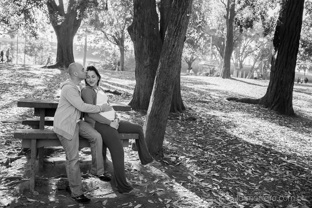 fotografia gravida no parque, casal gravido no parque, casal esperando bebe, ensaio de gestante no parque, gravida sorrindo, esperando bebe, fotografo de gestante sp, book gestante sp