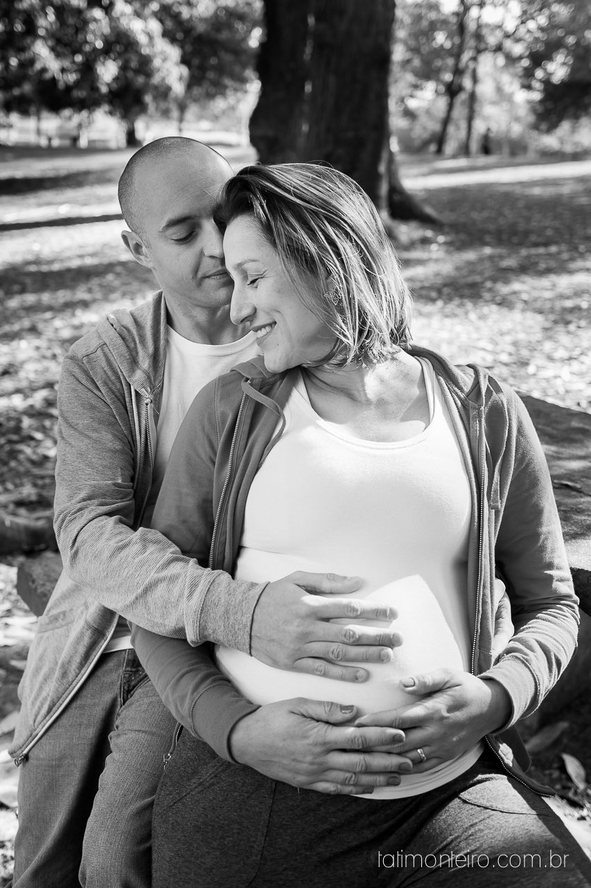 fotografia gravida no parque, casal gravido no parque, casal esperando bebe, ensaio de gestante no parque, gravida sorrindo, esperando bebe, fotografo de gestante sp, book gestante sp