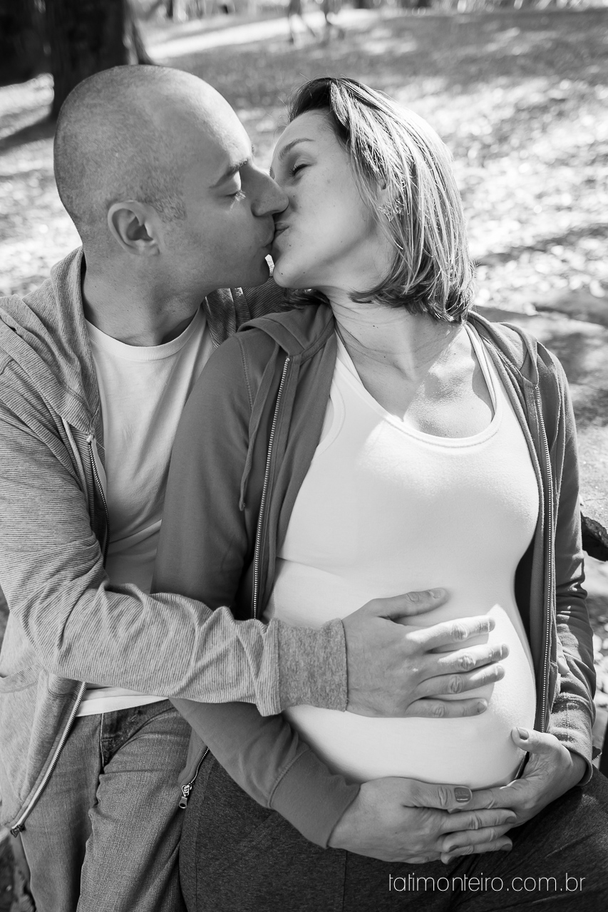 fotografia gravida no parque, casal gravido no parque, casal esperando bebe, ensaio de gestante no parque, gravida sorrindo, esperando bebe, fotografo de gestante sp, book gestante sp