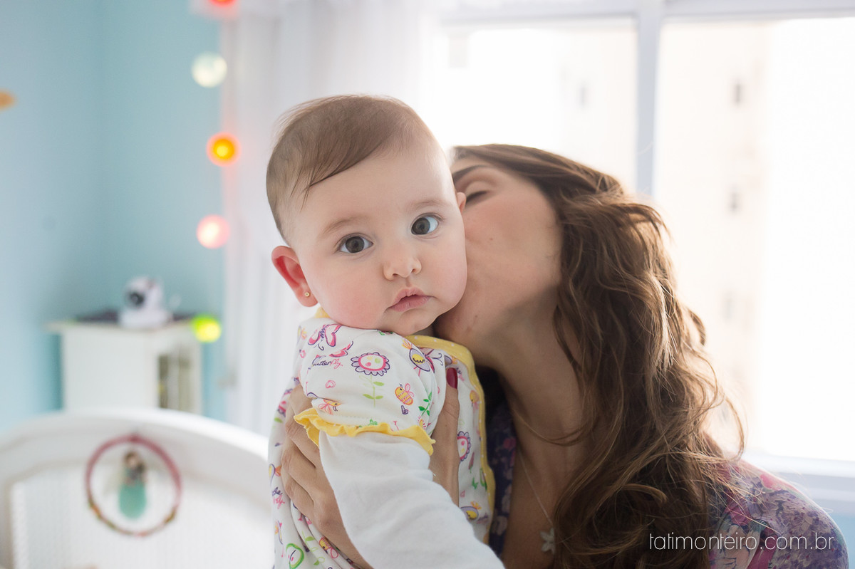 ensaio de familia lifestyle, ensaio de familia em casa, fotos de familia, fotografa de familia sp, fotografo de familia sp, fotografa de bebe sp, mãe beijando bebe